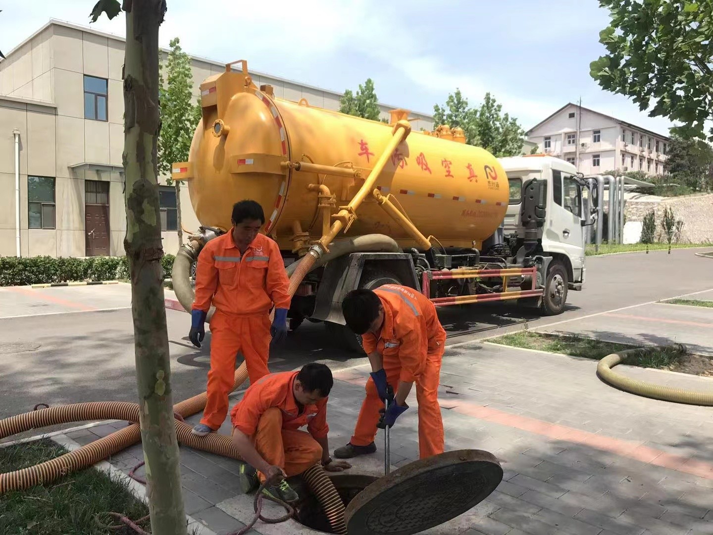 库车化粪池清理与5-8吨吸粪车施工效率分析